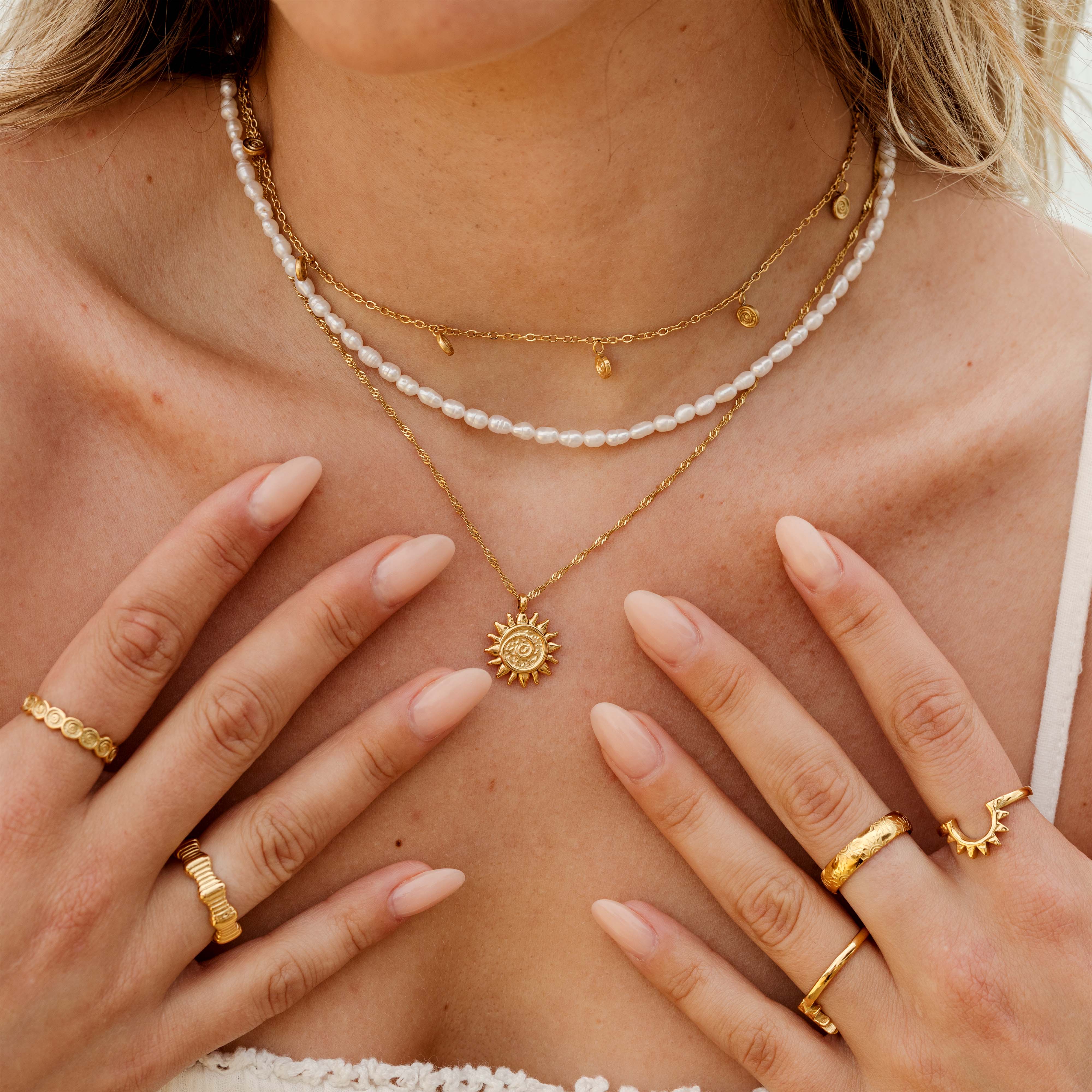 Perlita Choker Gold - Image 3