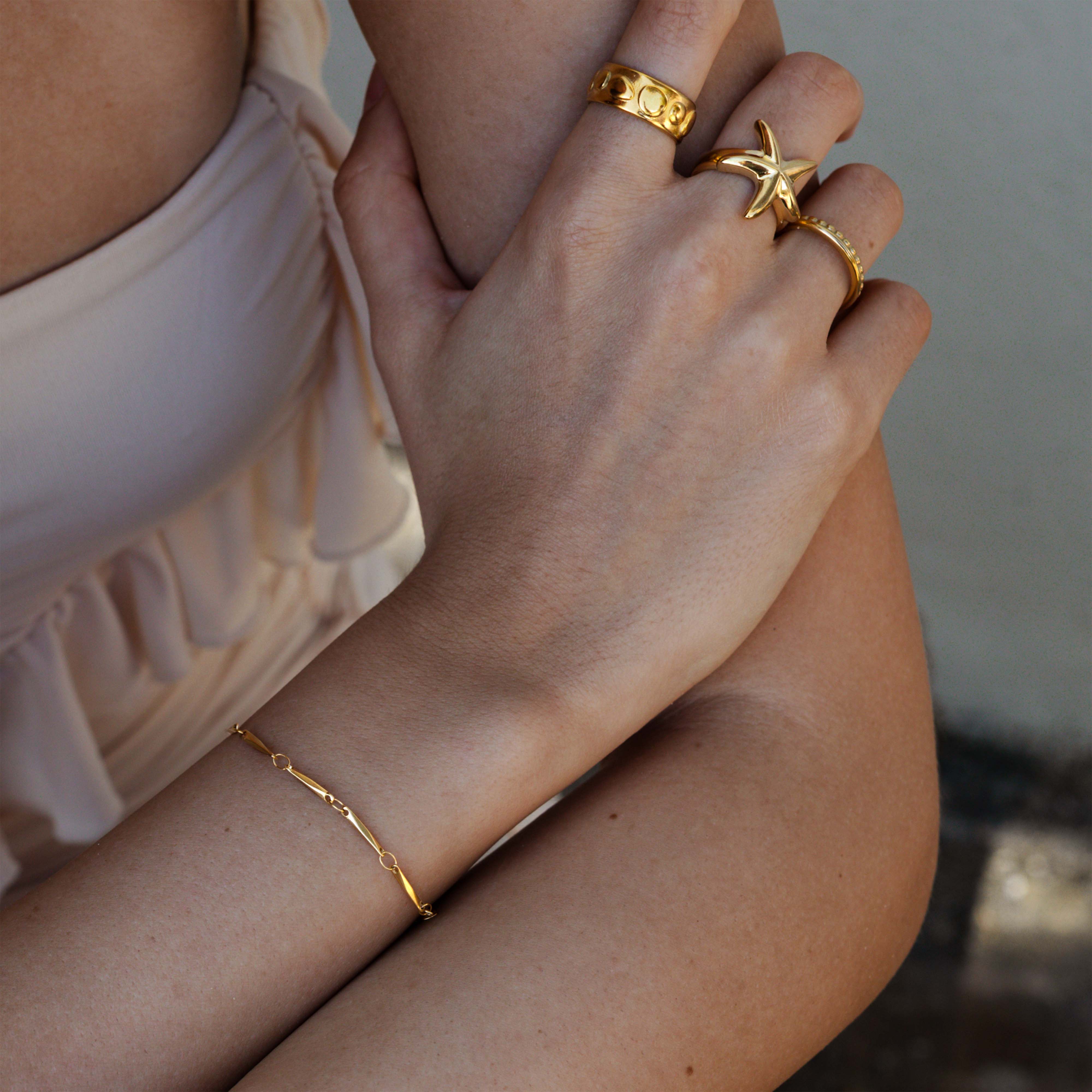 Curved Links Bracelet Gold - Image 2