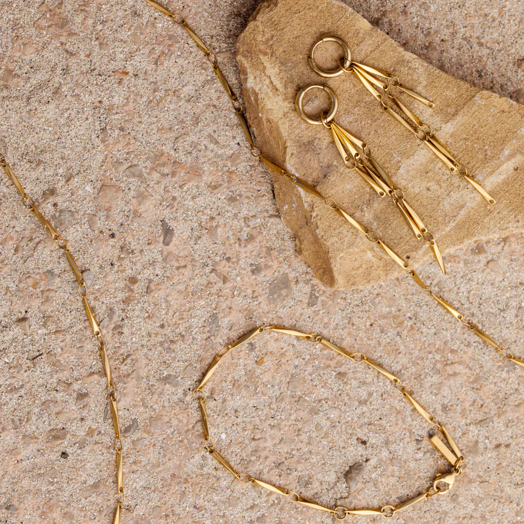 Curved Links Bracelet Gold - Image 3