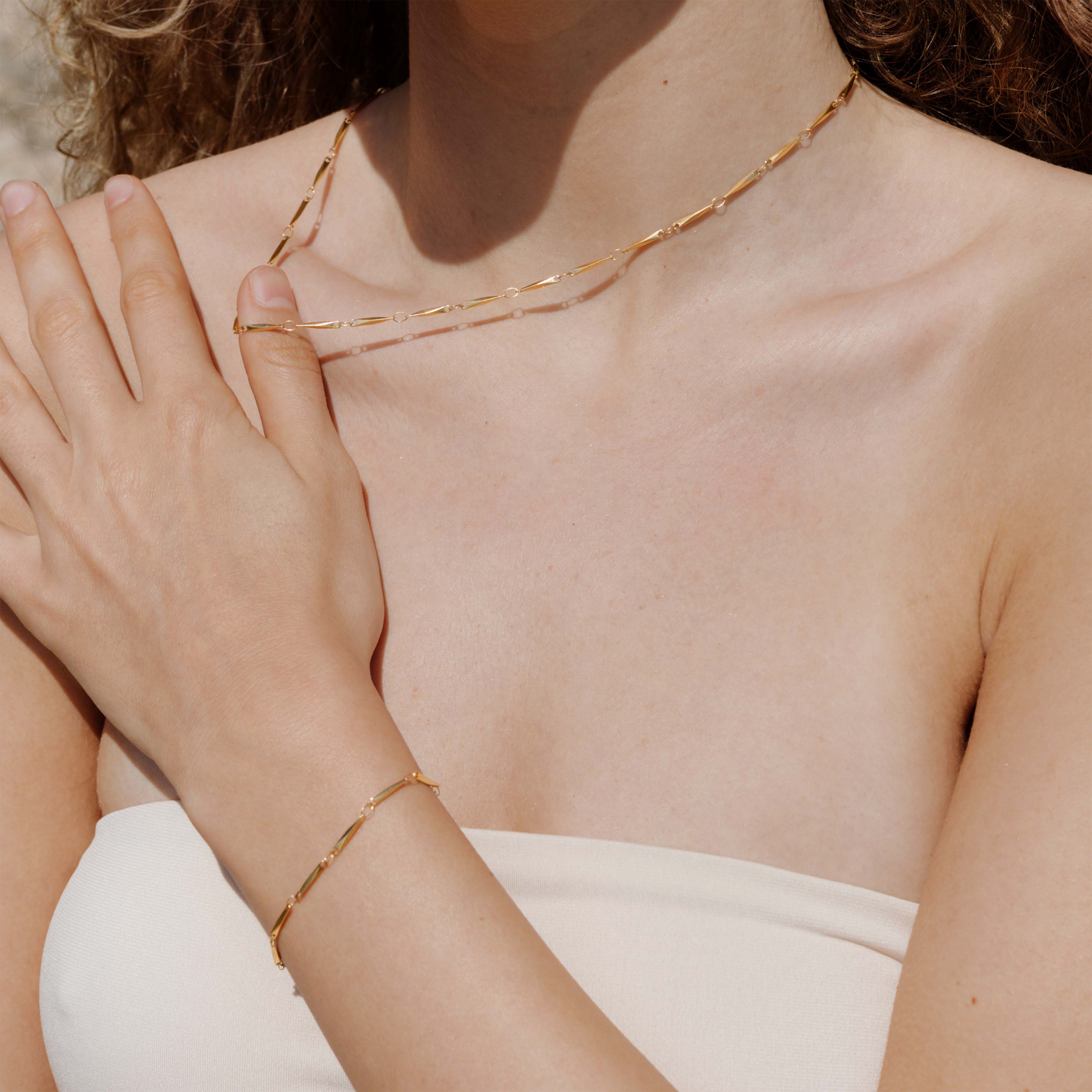 Curved Links Necklace Gold - Image 2