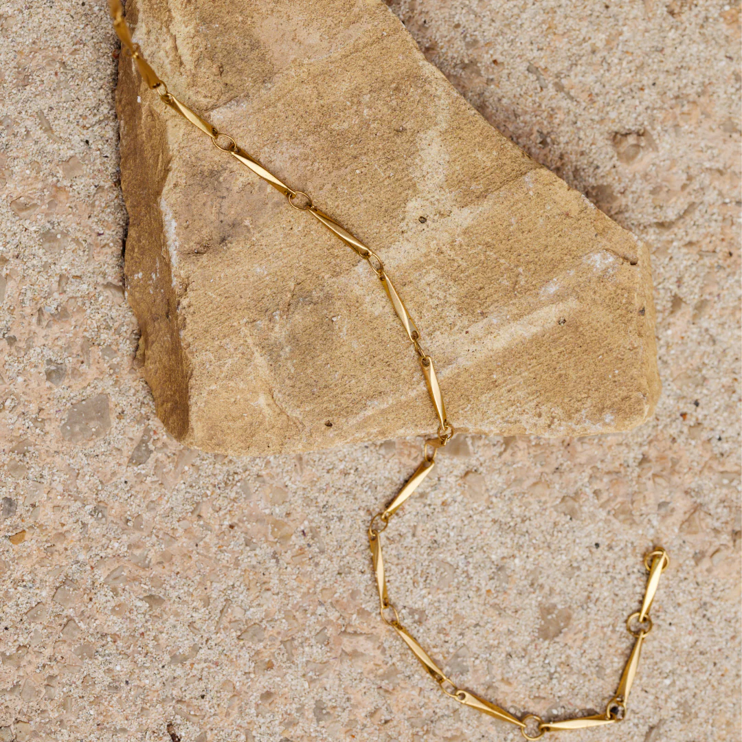 Curved Links Necklace Gold - Image 4