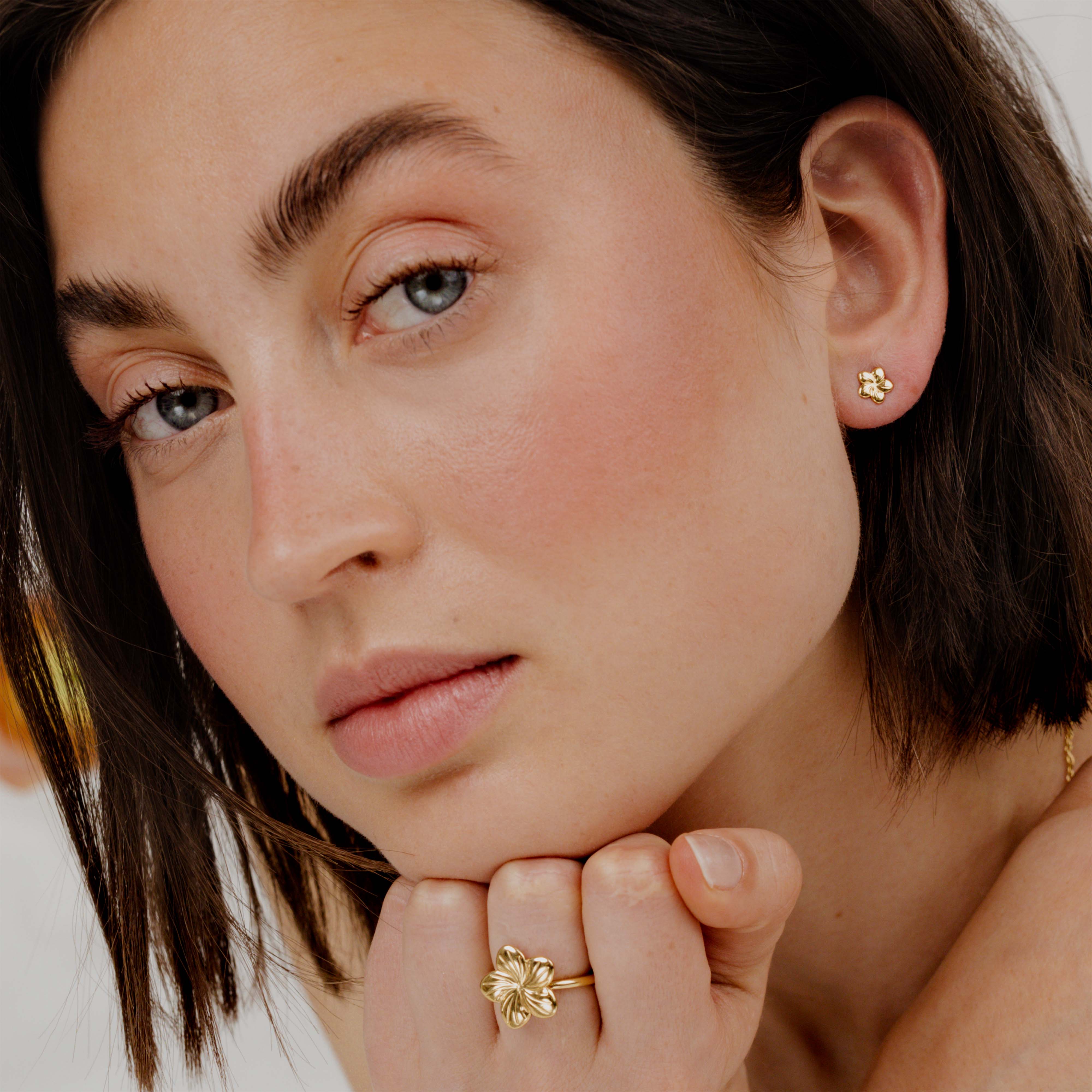 Floral Glow Studs Gold - Image 2