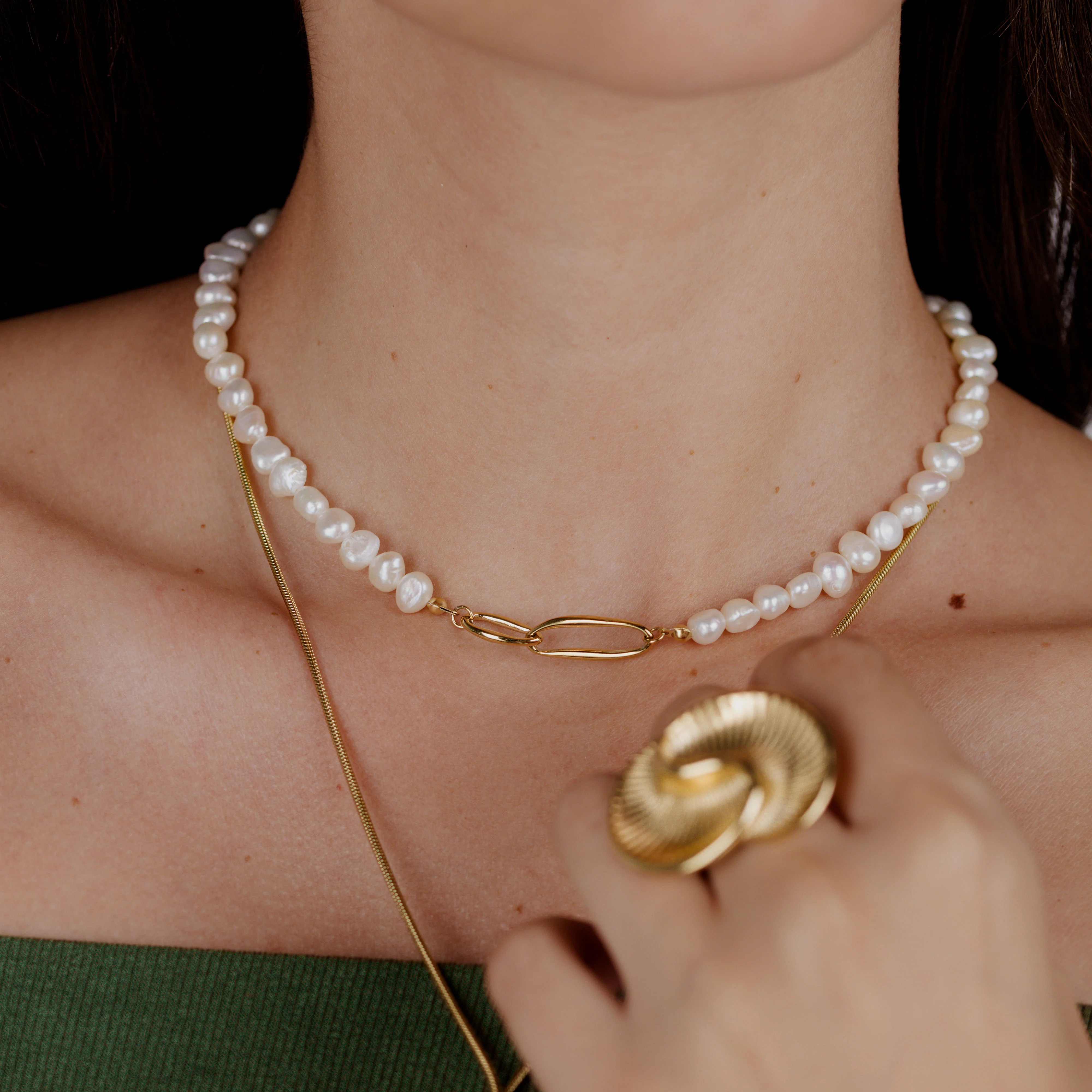 Fluidity Pearl Necklace Gold - Image 2