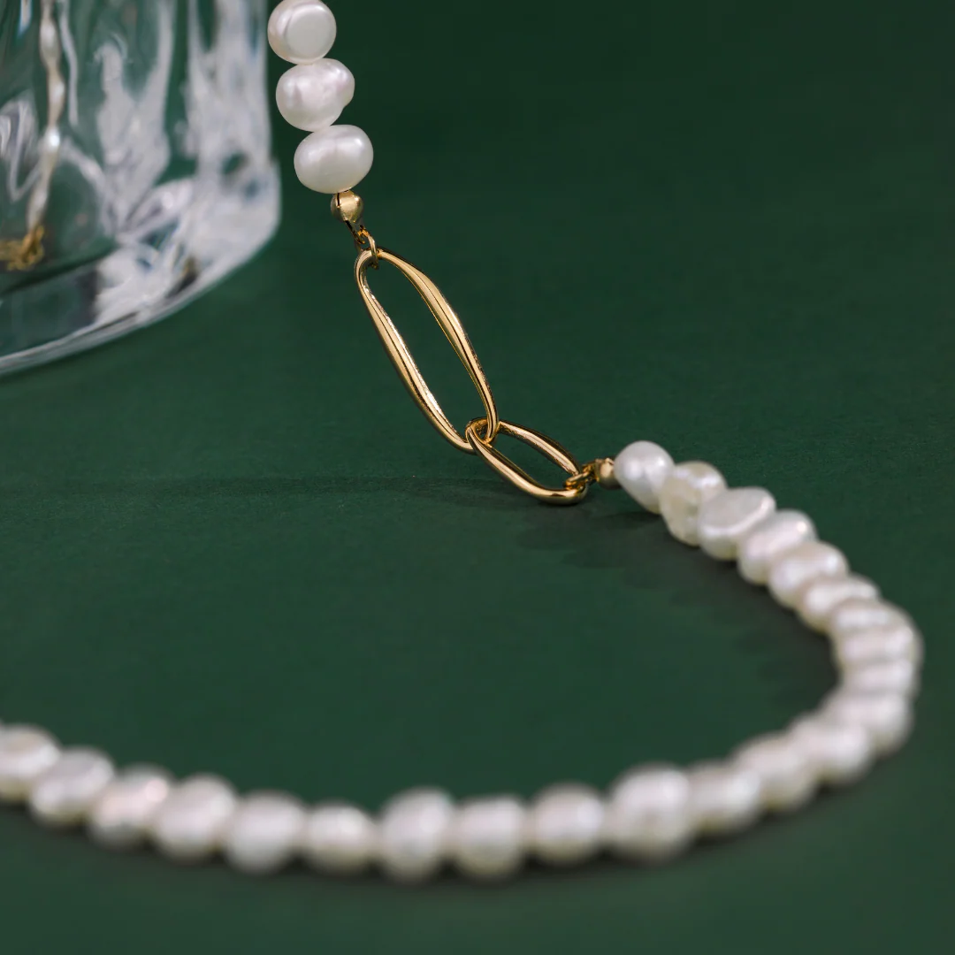 Fluidity Pearl Necklace Gold - Image 4