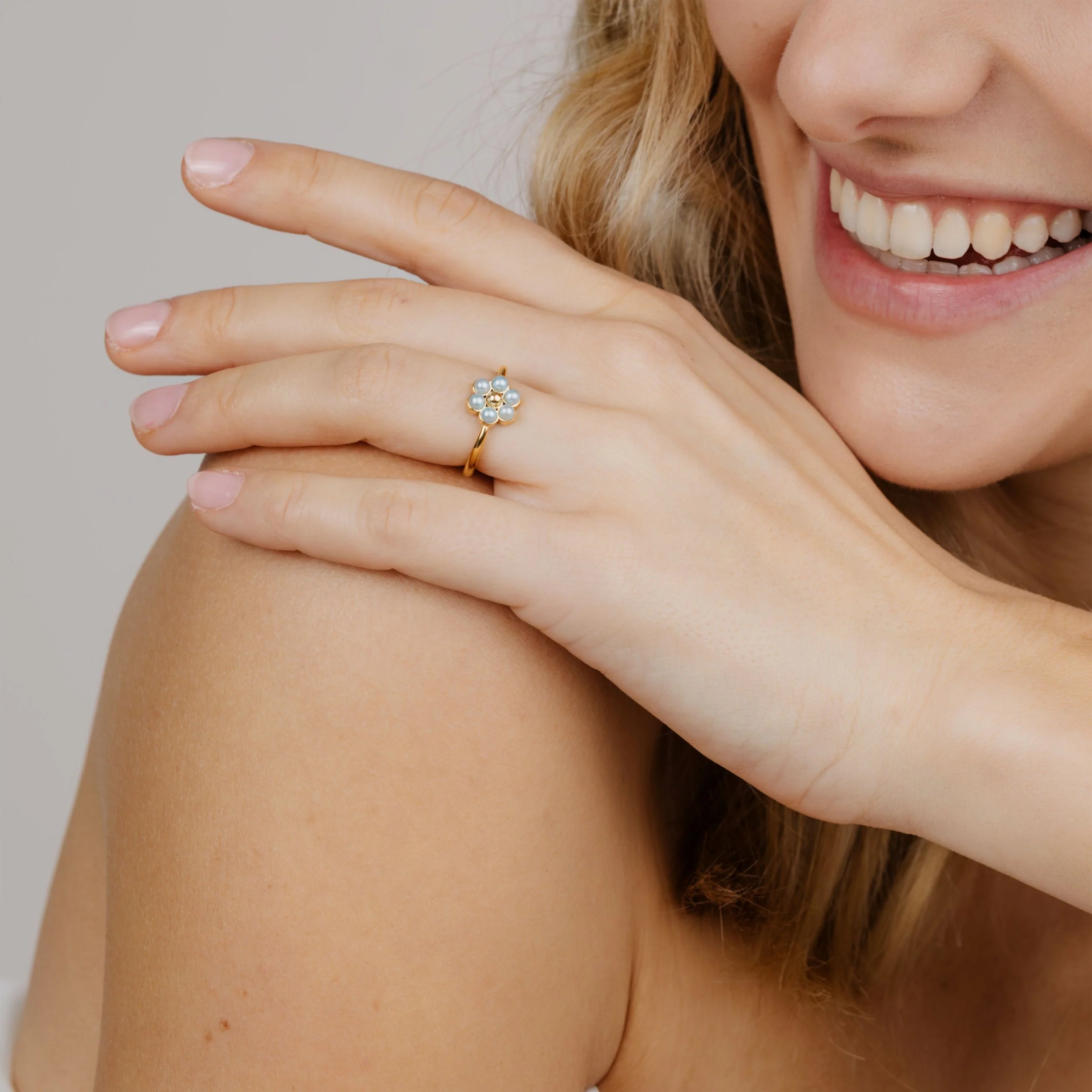 Forever Blue Daisy Ring Gold - Image 2