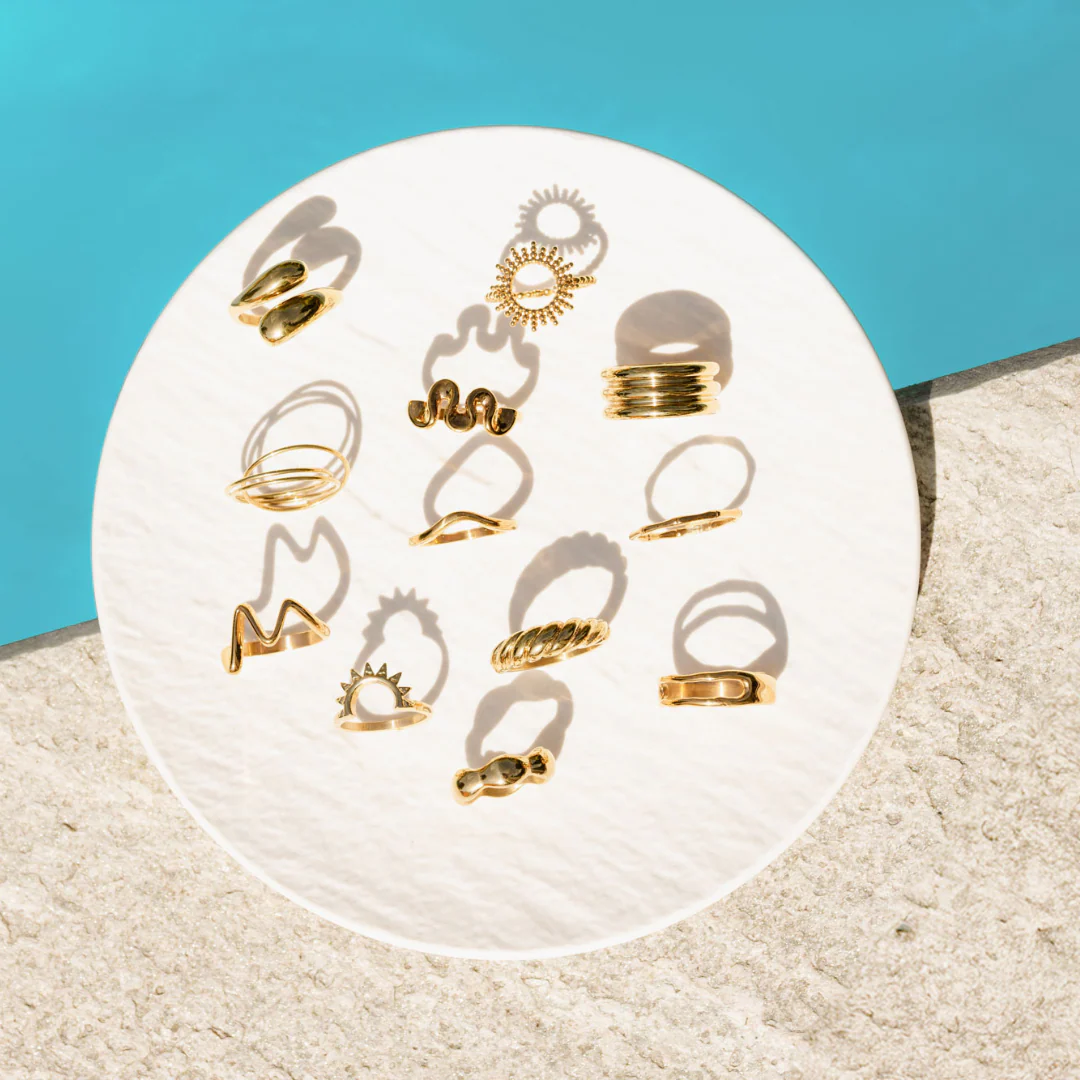 Gentle Curve Ring Gold - Image 4