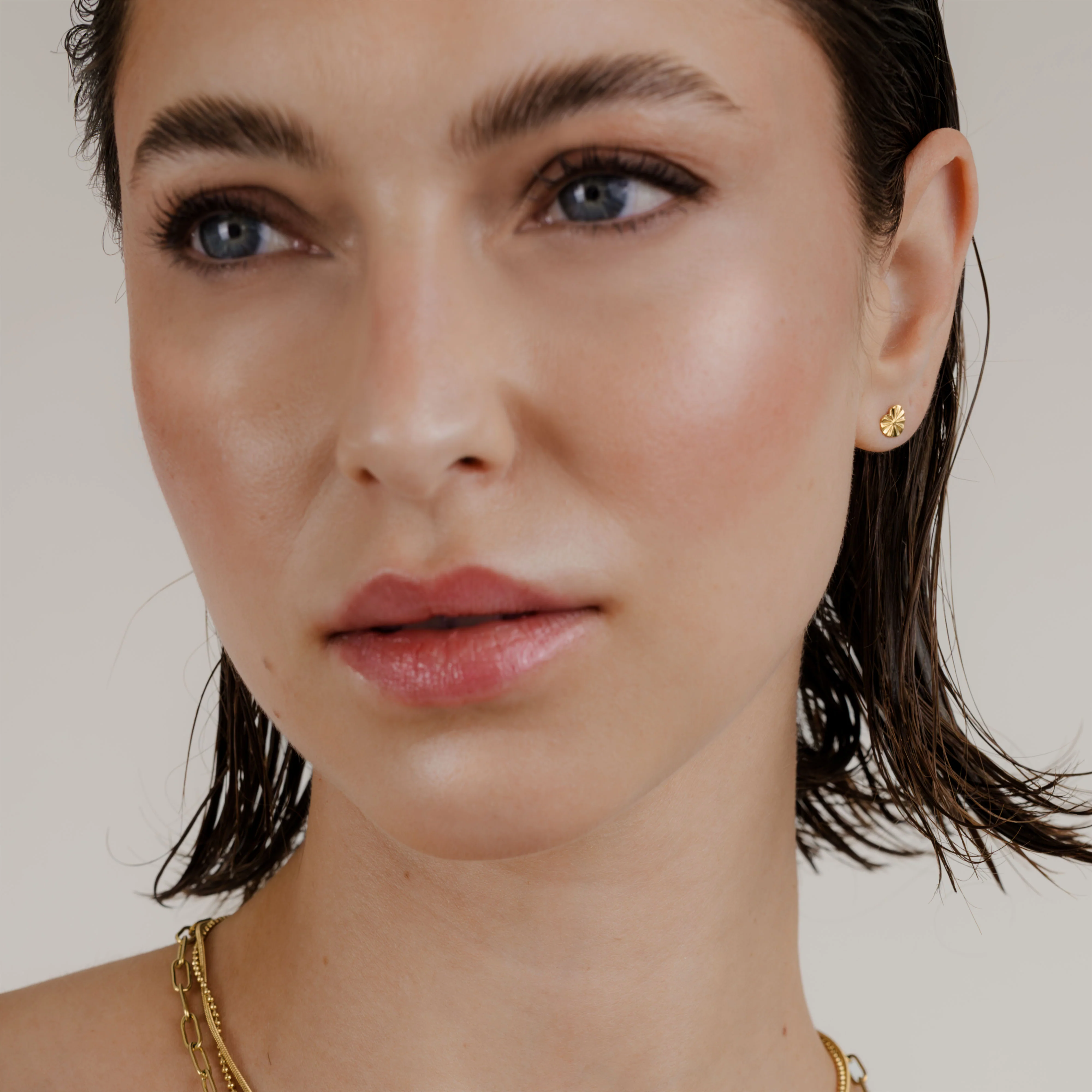 Glass Heart Studs Gold - Image 2