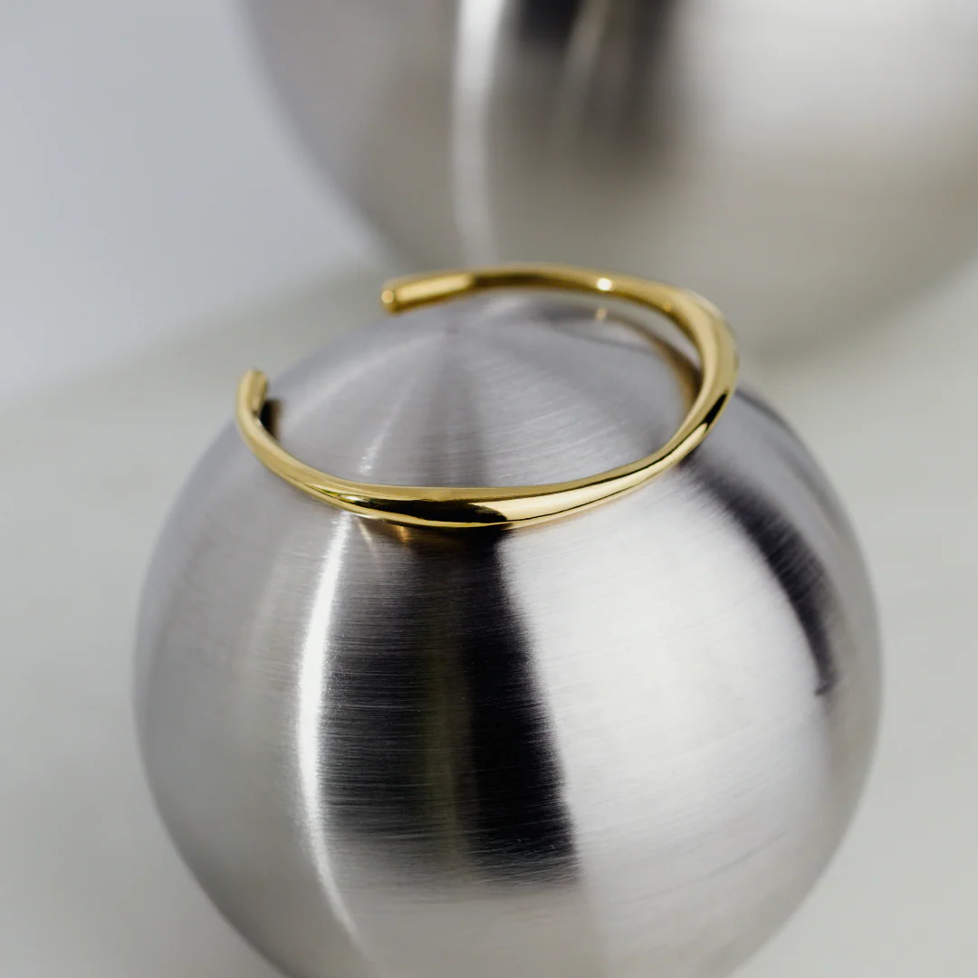 Graceful Curves Bangle Gold - Image 3