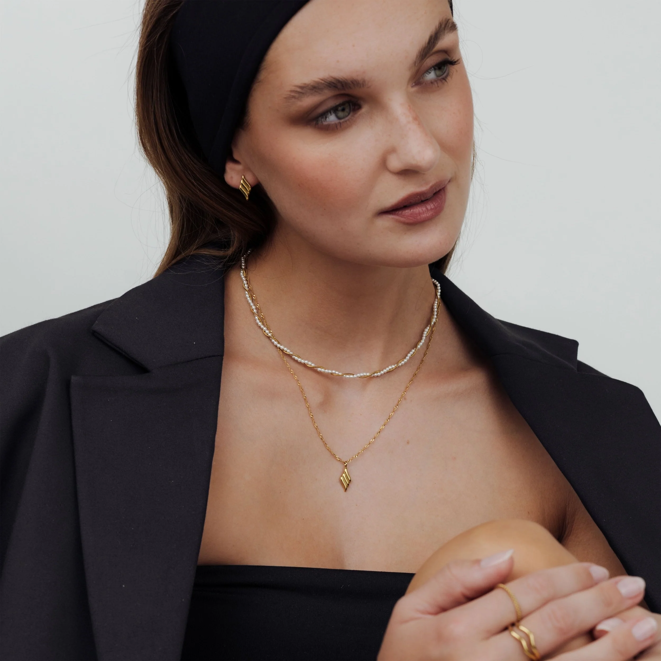 Lustrous Pendant Necklace Stud Earrings Gold - Image 2