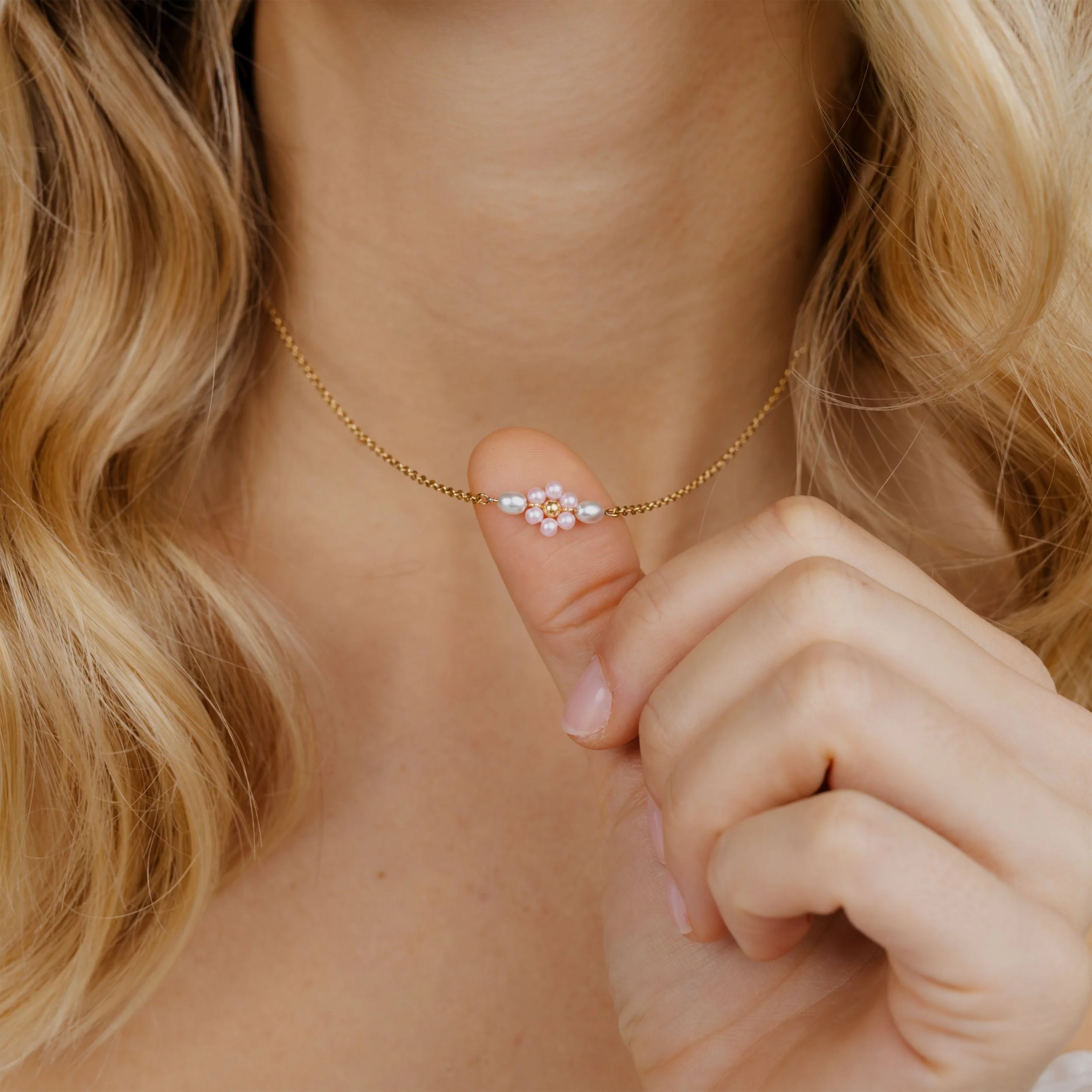 Pretty Pink Daisy Necklace Gold - Image 2