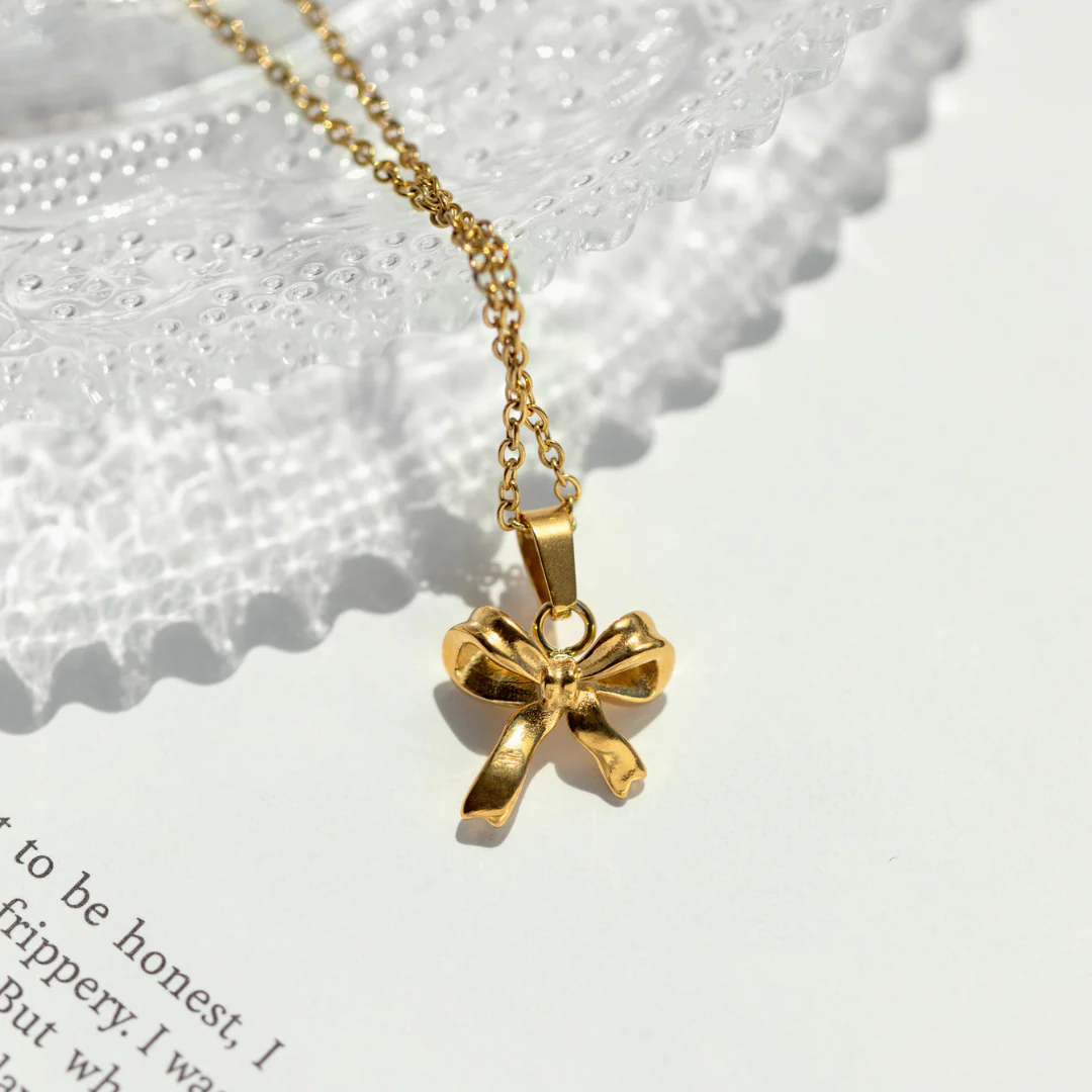 Pretty Ribbon Necklace Gold - Image 4
