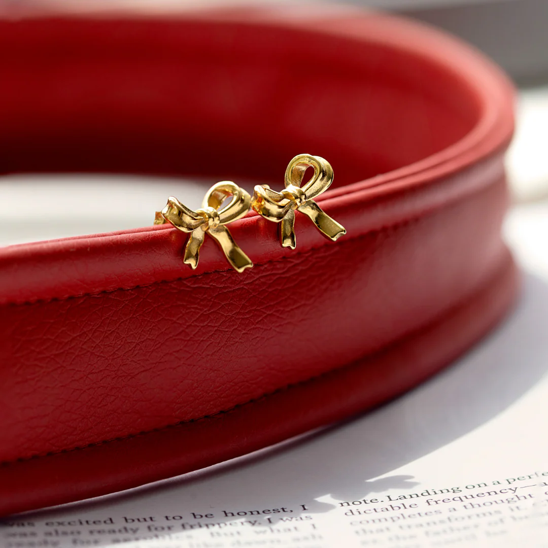 Pretty Ribbon Studs Gold - Image 3