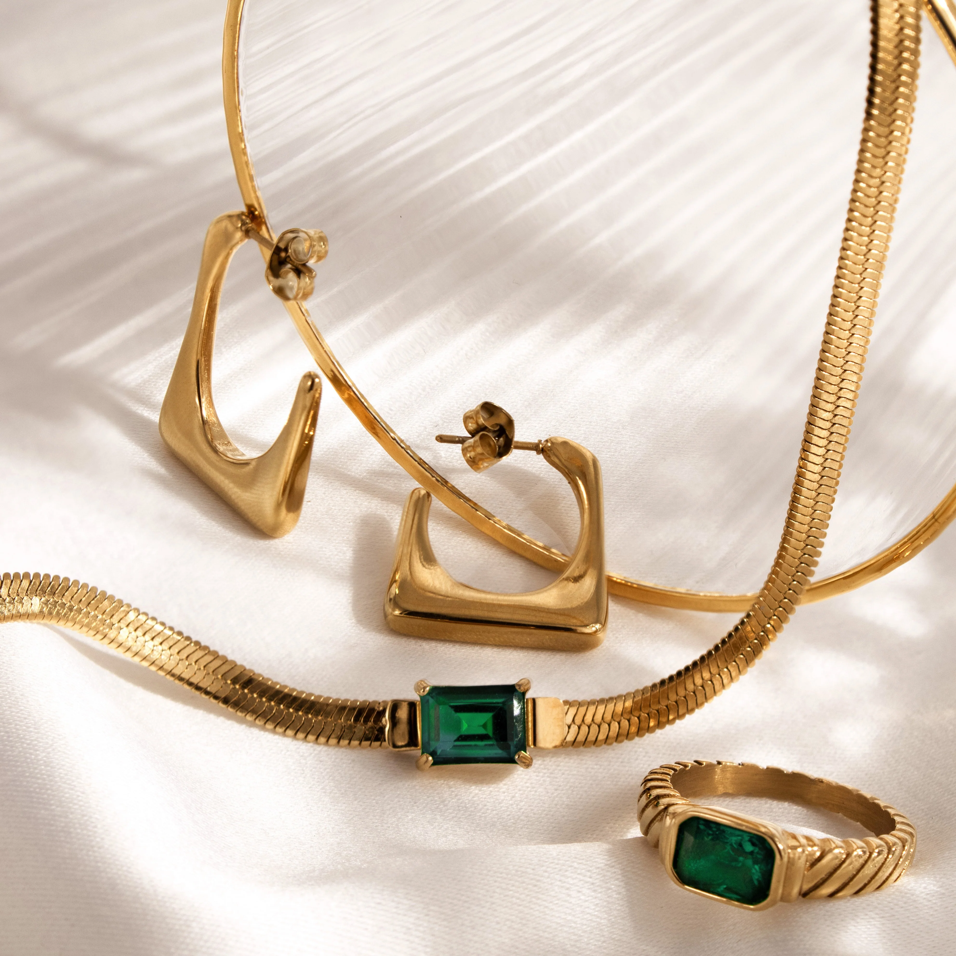 Radiant Emerald Necklace Gold - Image 3