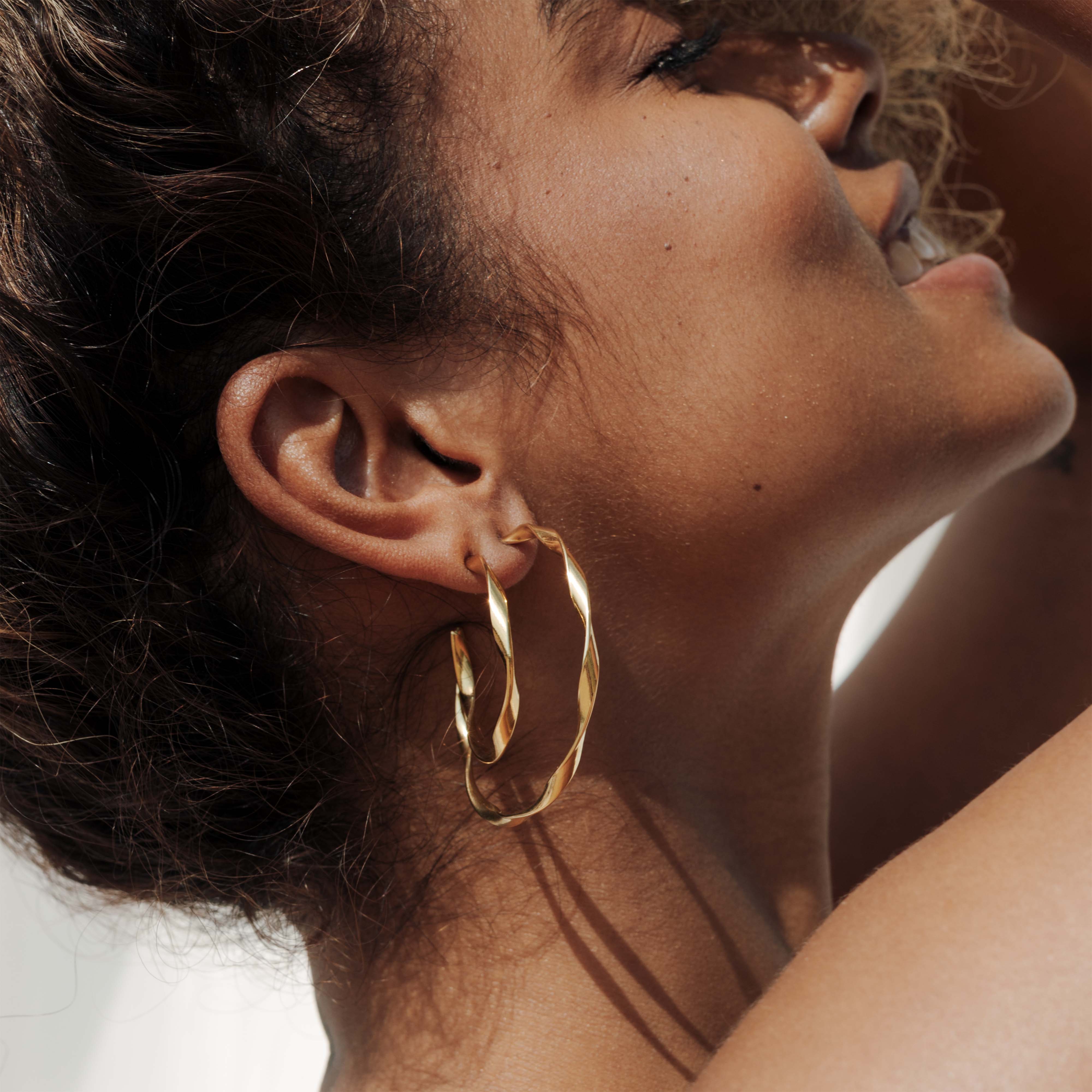 Sahira Hoop Studs Medium Gold - Image 2