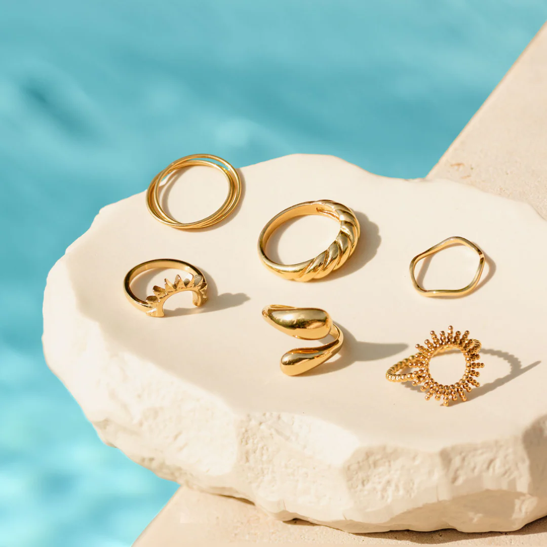 Slim Wave Ring Gold - Image 3