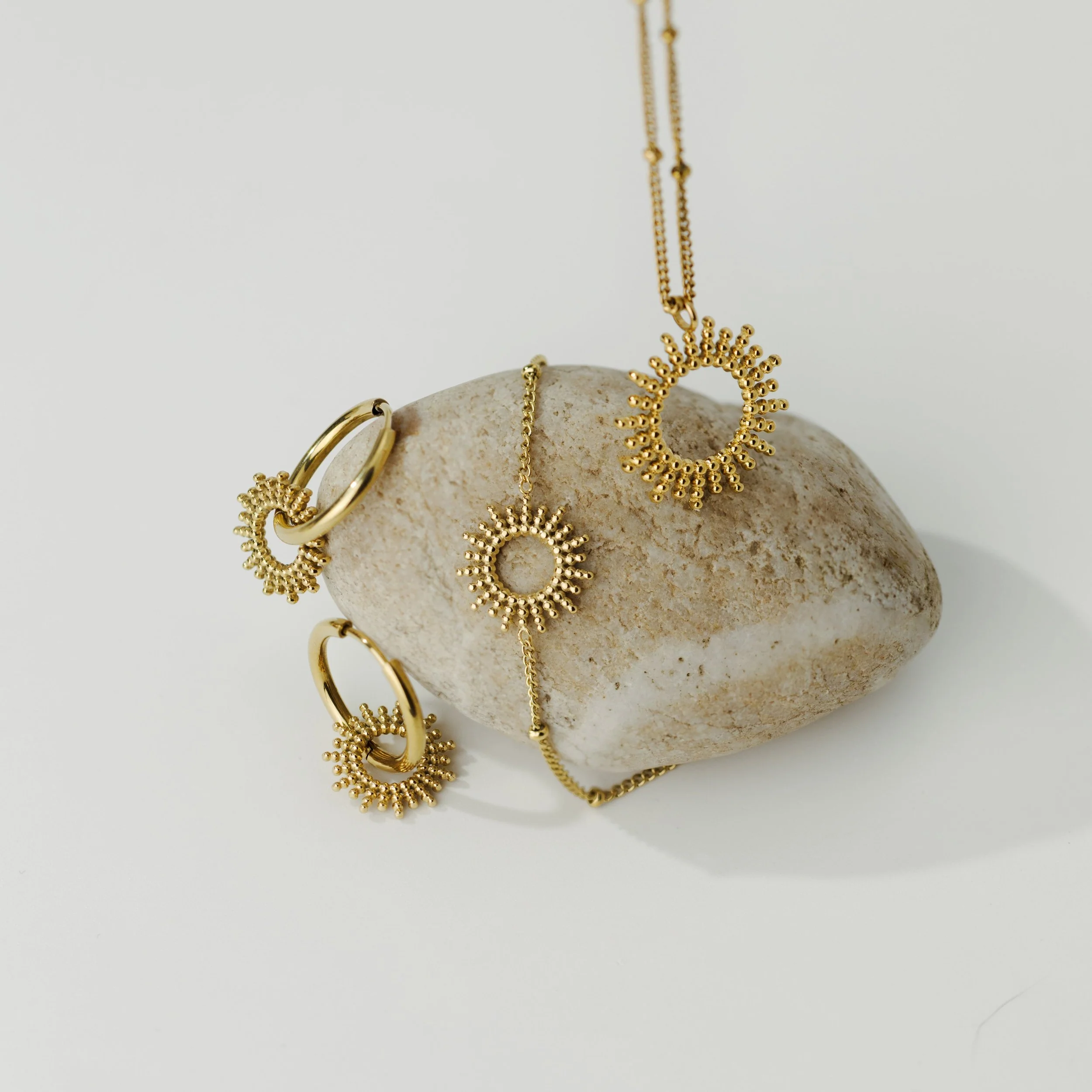 Sunny Hoop Set Medium Gold - Image 3